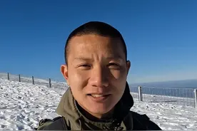 我在瑞士山巅，意外发现一块刻着“峨眉山”的石碑