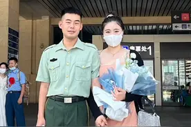 女子为快点见到退伍的男友，买同一车次票中途上车，男友看到后直接懵掉视频封面