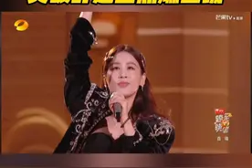 #湖南卫视跨年晚会  #黄圣依   演唱《骑士精神》突破舒适圈点燃全场，带来让人眼前一亮的表演。 #接住2025视频封面