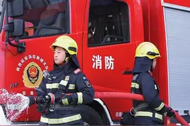 "紧急通知：检测到考场学霸浓度超标！特派消防车为你们脑CPU淋水降温记住！遇到难题先深呼吸，别学我拆门——咱直接拆题！#高考加油 #护航高考 #消防员的24小时