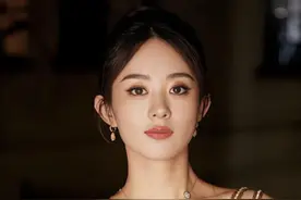 半身高攀不起，下半身一言难尽，赵丽颖杨幂钟爱礼服配运动鞋，闫妮拖鞋才是真松弛 #赵丽颖 #杨幂 #明星人物传  #闫妮 #娱乐圈大盘点视频封面