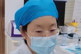 乳牙滞留，虎牙埋进了肉里该如何牵出来？拔掉吗？#牙齿矫正 #埋伏牙牵引 #牙齿 视频封面