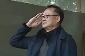 湖南籍军人谭善爱回家乡岳阳 再现香港回归情景，依然令人热血沸腾 激昂澎湃。 #香港回归28周年 @岳阳日报