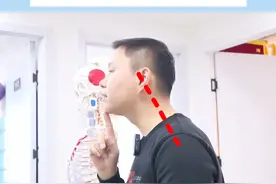经常看手机头前伸的朋友，脖子总难受，试试这个锻炼动作，简单有效矫正头前倾 #健行者运动康复 #头前伸 #头前倾视频封面