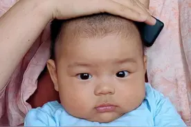 小月龄的宝宝很容易受到惊吓，试试这几个小开关。
#母婴健康 #育儿经验分享 #被迫营业的宝宝上线了视频封面