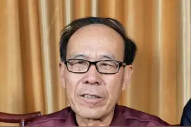 他是上海3000孤儿入内蒙之一，他十分感恩内蒙古这片热土还有养育他的养父母，这里就是他的第二故乡，但是随着年龄越来越大，他也渴望找到自己的出生地到底是哪里，还有故乡那里的亲人。#爱心传递 #传递正能量 #dou来寻人视频封面