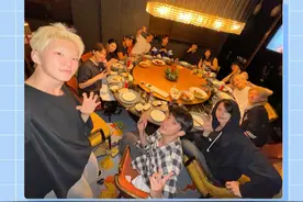 #徐明浩  ：所有的都给我们上13份~！#SEVENTEEN  #权顺荣  #SEVENTEEN北京签售  #吃饭视频封面