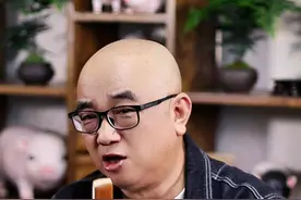 老师军训避雨动员，学生：理解你下来呀！#校方回应学生喊领导淋雨视频封面