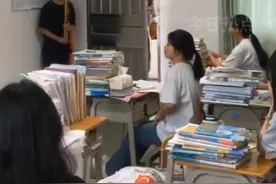 6月2日(发布)，广东，高三即将毕业离校的学生为班级的每一位任课老师，在进教室的时候放礼花，并送上全班精心准备的礼物。视频封面