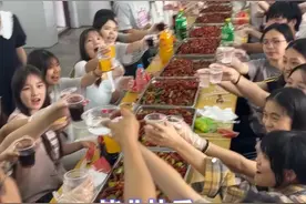 “毕业快乐！”高考结束后，班主任亲手做小龙虾宴请班里学生吃 视频封面
