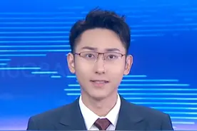 商场大屏“#开风扇 ”降温！近日，有网友发现济南街头的大屏幕播放风扇视频并配有音效，不禁调侃：在开风扇和开空调之间商场选择了开玩笑！对此，商场工作人员回应称：想给顾客一个心理安慰！#高温 #凉快一下