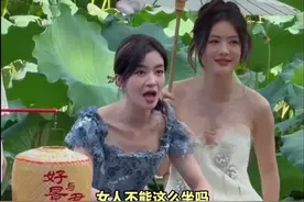 演员李晟录制节目休息时，穿长裙叉开腿坐，被提醒坐姿不雅，当场霸气回怼：女人不能这么坐吗？网友：梦回小燕子被规训坐姿，女性岔开腿坐能降低妇科疾病等。（剪辑：杨程程、李坤）