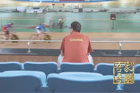 1979年，霍震霆以香港自行车协会代表身份率先提议恢复中国在国际自行车联合会的合法席位，并首次提出在国际比赛场上台湾以“中国台北”名义参赛。一同走进#吾家吾国 ，领悟霍老为祖国体育荣耀与领土完整的赤诚之心。视频封面