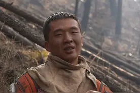 连续鏖战三昼夜，一号火场明火扑灭，休息片刻的他们露出了久违笑容 #四川森林消防 #消防员 #山火救援视频封面