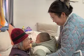 带儿子回河南的第一天，90岁的奶奶一大早就推着车拿着零食来到家里，抱起她的重孙怎么看都看不够，如果幸福有形状，那一定是一家人在一起的模样#奶奶的爱 #家庭 #记录真实生活视频封面