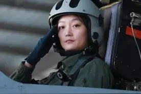 2025年6月起，空军面向高中毕业生招收选拔女飞行学员，高考成绩优异、飞行潜质突出的可获清华、北大等校“双学籍”。视频封面