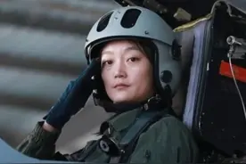 2025年6月起，空军面向高中毕业生招收选拔女飞行学员，高考成绩优异、飞行潜质突出的可获清华、北大等校“双学籍”。