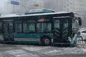 3月2日一早，中央气象台连发5个预警，山东多地昨天最高气温还近20℃，今天突然下起鹅毛大雪。视频封面