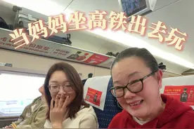 e人老妈是如何在高铁上打发时间的，今日份巨型泡面吃的太满足啦！#日常vlog #高铁 #巨型泡面 #姜撞奶 #e人