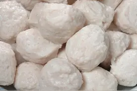 以后不要再去买超长保质期的冷冻丸子了，咱们自己在家就能做，没有添加的纯肉丸，q弹紧实，而且一点也不腥～视频封面
