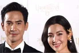 时隔四年，《天生一对Ⅱ》电影版7月28日泰国上映。在电影的首映礼上，男主角#泰星Pope 透露，剧《天生一对2》也已经在拍摄中，进度已达一半。 #泡泡哥 #泰剧天生一对 #天生一对2 命中注定 视频封面