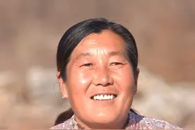 从田间劳作到拥有百万粉丝的农民诗人，“沂蒙二姐”吕玉霞回应走红后的生活变化。#沂蒙二姐回应网友质疑  #沂蒙二姐  #农民诗人视频封面