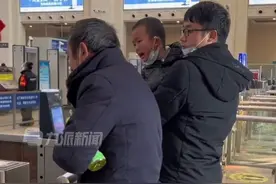 2月14日，湖北武汉，爷爷回老家，小孙子哭喊“喂完鸡再来，答应我”。视频封面