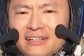 #神舟十六号航天员桂海潮安全顺利出舱 。“#圆满完成任务的感觉真幸福!  ”#在太空改论文的导师回来了视频封面