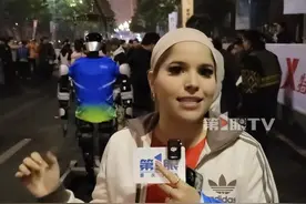 机器人“参赛”2025重庆马拉松，引起外国选手围观：“第一次见！这个技术让人惊叹，中国机器人不可思议！”视频封面