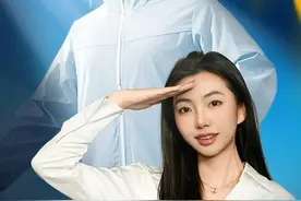 #别让防晒变成智商税 #央视曝光防晒衣不防晒 夏日来临，防晒衣成为消费热点，然而记者近期卧底调查发现，市场上部分防晒衣存在严重质量乱象：商家虚标紫外线防护系数（UPF）、用无效测试误导消费者，更有企业使用劣质布料生产 “三无” 产品，甚至与非法检测机构勾结伪造合格报告。从原料生产到销售认证，一条黑色产业链正在疯狂收割消费者，连儿童防晒衣也未能幸免。面对愈演愈烈的行业乱象，监管部门该如何发力？电商平台又该如何落实审核责任？消费者在选购时，怎样才能避开 “三无” 产品与话术陷阱？一起来看。视频封面