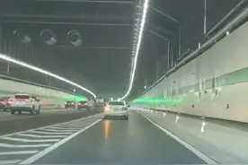 北京“地下东六环”今日通车 第一视角，抢鲜体验！ 4月20日，北京东六环（京哈高速-潞苑北大街）改造路段正式开通试运营。原双向四车道增加为双向六车道，长度约9.2公里，是华北地区最长的城市隧道，还有北京首个地下立交——土桥立交。（北京日报拍客：亮亮）#北京地下东六环通车