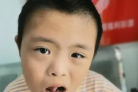 爸爸妈妈你们在哪儿？8岁男生于2013年被救助，用小被子包裹图片