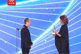 苏菲·玛索为张艺谋颁奖 ，张艺谋激动表示：“她一直是我心中的女神！”（央视频号：电影节骨眼）视频封面