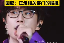 许嵩4月拟在长沙举办演唱会 回应：正走相关部门的报批

近日，知名歌手#许嵩 2025年的#演唱会 行程备受关注。3月18日，大皖新闻记者采访了解到，许嵩2025年演唱会定档长沙。
大皖新闻记者联系长沙贺龙体育场招商部刘先生。他告诉记者，“（演唱会）现在在走相关部门的报批。”刘先生称，这次演唱会的场地大约可以容纳3万名观众。
天心区文化旅游体育局市场科，工作人员回应称，目前文旅部门已通过审批并进行公示，“但大型演唱会需要公安部门的批准才能举办。”

记者从大麦网看到，目前已有部分城市正在筹备2025年许嵩「呼吸之野」巡回演唱会，其中长沙市排在第一位。
大皖新闻见习记者 魏顺顺视频封面