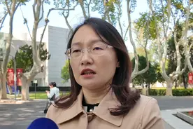 东南大学班主任回忆王浩泽：每天学习到图书馆闭馆 全系第一保研 神十九乘组王浩泽是我国首位女航天飞行工程师，她曾在东南大学求学，是东南大学能源与环境学院郑晓红老师带的第一届学生。“她一直是尖子生，以全系第一名的好成绩保研本校。”郑晓红说，东大工科的学习氛围非常浓厚，王浩泽在这里打下了做高级工程师比较全面的、扎实的知识基础。“她一直都是每天到图书馆自习，到图书馆闭馆才离开。”#神十九 #王浩泽 #东南大学 #东南大学班主任回忆王浩泽视频封面