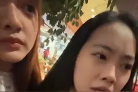 台湾一百货大楼美食街发生爆炸，疑似施工造成燃气管道漏气引发，一女生幸免后吓得瑟瑟发抖视频封面