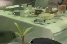 饭店吃饭看到老鼠上桌 4月12日，江苏南京。有网友发视频，玄武区一餐饮店内有老鼠爬上餐桌盘子吃剩菜。13日，涉事店家工作人员回应称也在高度重视在处理这个事情，是户外的桌子，现在也在查老鼠是从哪里跑来的，店里每个月有做4次消杀，会找不同消杀公司来做处理。视频封面