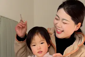 盼盼一早出发上海，我带着女儿和两位妈妈出去玩耍～“我拿起镜头的速度，远不及她成长的脚步”趁着朵朵还小，还需要我们，想多陪陪她……#记录真实生活视频封面