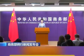 商务部将召开进口牛肉保障措施听证会 重拳出击！3月10日，中国正式对美输华牛肉加征10%关税，每吨进口成本增加约1000美元，美国牛肉价格优势锐减。同时与另一事件形成叠加效应——占据中国自美进口牛肉85%份额的383家企业，其输华资质已于3月16日集中到期。尽管美企多次申请续期，但中方进行技术性"冷处理"，延迟批复。  
双重压力下，美国牛肉进口成本或攀升20%，市场份额加速萎缩。3月31日，商务部将召开进口牛肉保障措施听证会，或通过关税调整与进口限额政策，为国内养殖户创造发展空间，缓解国内肉牛产业长期低价压力，为国产牛肉腾出市场。
曙光已现，养殖户在政策支持下有望迎来量价回升，中国肉牛产业正迎来关键转折期！视频封面