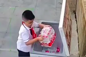 “讨厌的监控”。萌娃偷偷送水到爱心冰柜，被监控拍到后接受采访还很“生气”视频封面