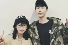 9月13日，编剧汪俞岑发文透露于朦胧曾两次救下欲轻生的自己，于朦胧曾劝导她“一定要好好活着，世界是很美好的”、“我们不是为了自己而活”、“无论遇到什么都要好好地活下去”