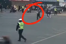 2岁幼童突发高烧抽搐，武汉辅警韩靖抱起孩子狂奔500米送医 视频封面
