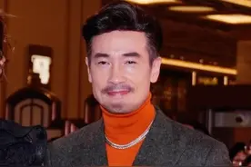 咖啡店生意不理想 儿女在国际学校 演员陈豪被爆养养家压力大 据报道现年54岁的视帝陈豪
投资咖啡店 近来生意不理想
于是日夜颠倒拍剧兼狂接工作
生日都没有时间庆祝
陈豪创立的咖啡店
由于初时做得有声有色 故越开越多
目前共有5间店
然而 近来港人大部分都北上消费
咖啡店的生意不太理想
据密友透露 陈豪最近压力很大
5间咖啡店都是好地段租金也高
加上三个儿女又读国际学校
家里开支也很大
#陈豪 #tvb港剧 #热点 #娱乐新闻视频封面