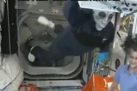 俄罗斯宇航员在国际空间站恶作剧 戴外星人面具迎接新乘组 视频封面