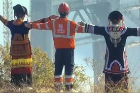 从此天堑变通途！跟着镜头感受#卡哈洛金沙江特大桥  世界首创主塔的震撼！视频封面