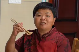 麦子晒干了，超爸拿来打粉做麦粑吃，还是那个配方还是那个味道