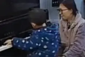 3岁多男孩弹奏《梦中的婚礼》，父母在旁惊呆激动不已