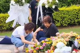 5月22日湖南长沙。今天是袁隆平逝世三周年，夫人邓哲老师迈着蹒跚脚步来到墓地默默流泪，悼念。视频封面