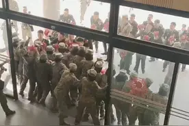 集体婚礼上兵哥哥们为抢媳妇铆足了劲儿#部队集体婚礼  #兵哥哥  #结婚现场  #接亲趣事  #幸福久久甜甜蜜蜜视频封面