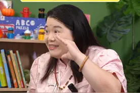 《五只小猴荡秋千》，非常有故事感的一首歌，每次唱都能调动大家的情绪，跟着老师的节奏一起张大鳄鱼嘴巴，吃掉小猴子！这也是一首非常好的数字启蒙歌噢，一起来听吧～#英语学习  #英文歌曲视频封面